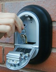 Yalekeysafehand2